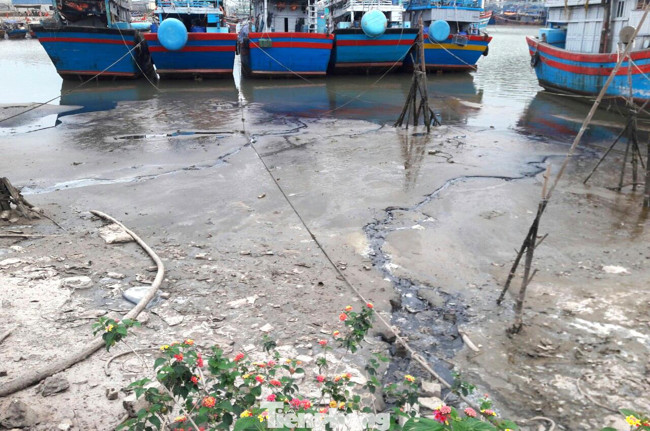 Xóm Đức Long có 260 hộ, trong đó có khoảng 60 hộ sống gần nhà máy này đang ngày đêm phải sống trong cảnh bức xúc và lo lắng về sức khỏe. Anh Bùi Trung Kiên (trú thôn Đức Long) cho hay, thực trạng ô nhiễm đã diễn ra nhiều năm. Thậm chí, có đêm vì mùi hôi thối quá nồng nặc nên một số người lớn tuổi còn đeo cả khẩu trang để ngủ. Xóm Đức Long có 260 hộ, trong đó có khoảng 60 hộ sống gần nhà máy này đang ngày đêm phải sống trong cảnh bức xúc và lo lắng về sức khỏe. Anh Bùi Trung Kiên (trú thôn Đức Long) cho hay, thực trạng ô nhiễm đã diễn ra nhiều năm. Thậm chí, có đêm vì mùi hôi thối quá nồng nặc nên một số người lớn tuổi còn đeo cả khẩu trang để ngủ.