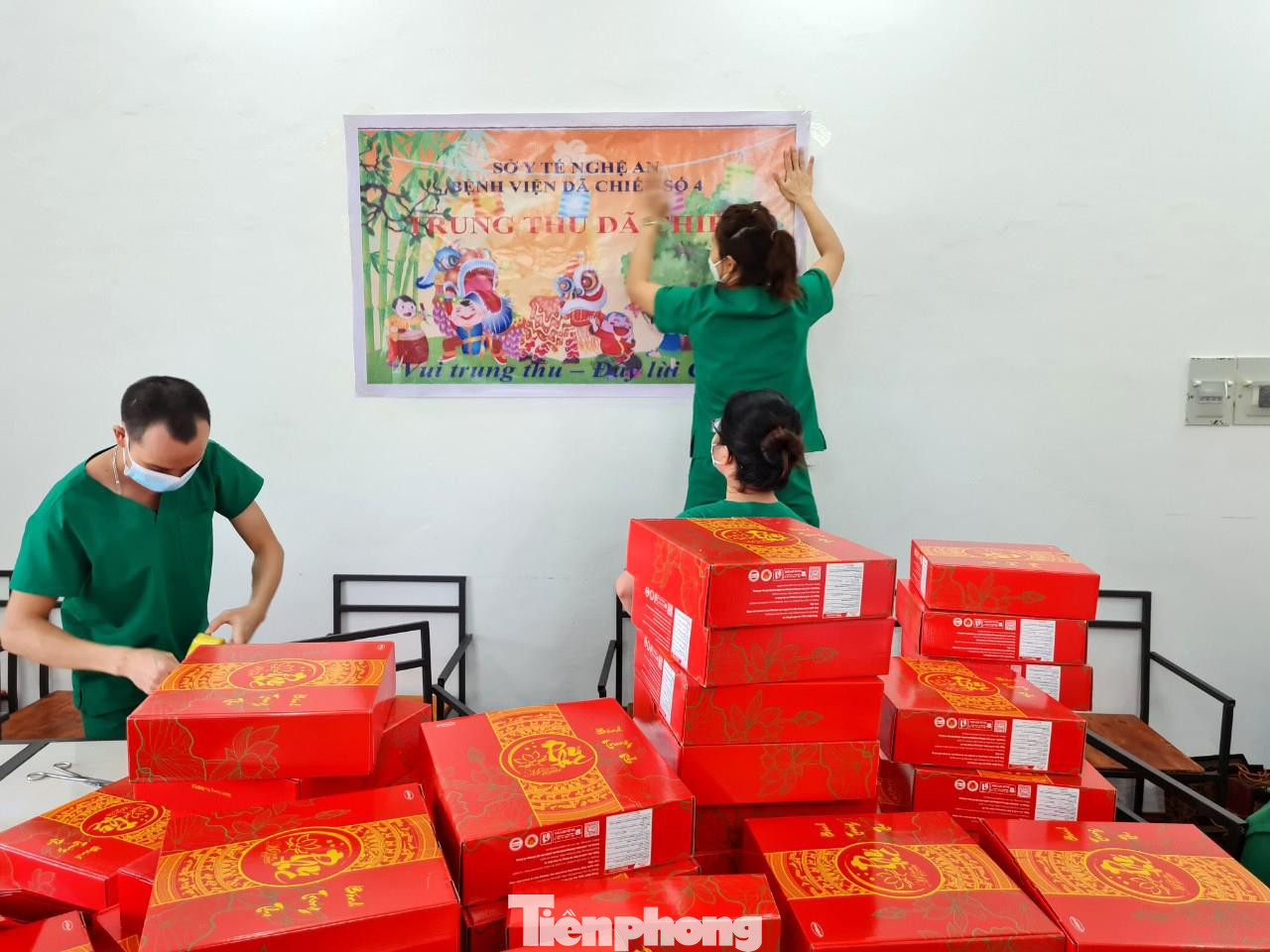 Những phần quà đều được các nhân viên y tế trong bệnh viện dã chiến chuẩn tươm tất, gói gém cẩn thận để trao tặng cho các bệnh nhân nhí, tiếp thêm “sức mạnh” để các em chiến đấu với COVID-19.