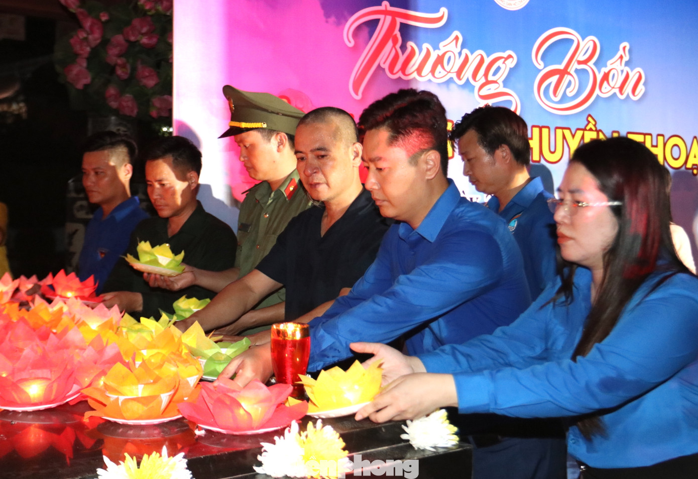 Dâng nến lên phần mộ chung của 13 anh hùng liệt sĩ.