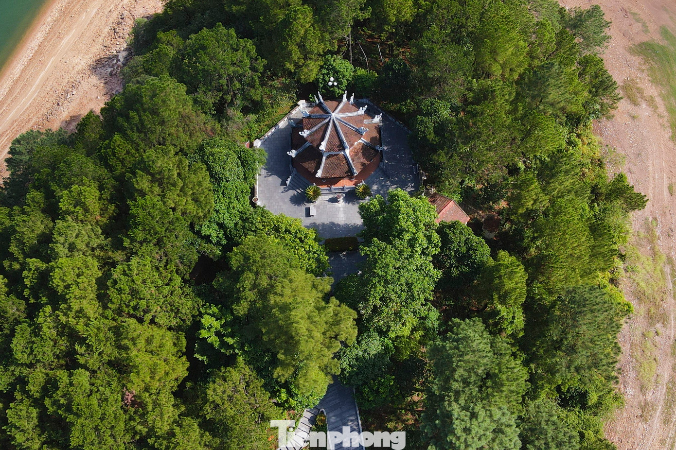 Ngôi đền tọa lạc trên một hòn đảo nhỏ ngay giữa lòng hồ Kẻ Gỗ, xã Cẩm Mỹ, huyện Cẩm Xuyên. Khuôn viên có diện tích 320 m2, quay về hướng Tây Bắc.