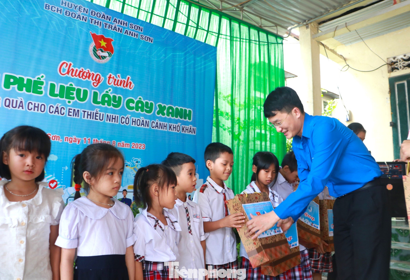 Anh Trần Linh - Phó Bí thư Tỉnh Đoàn Nghệ An cùng Huyện đoàn Anh Sơn trao tặng 15 suất quà cho các em thiếu nhi có hoàn cảnh đặc biệt khó khăn trên địa bàn.