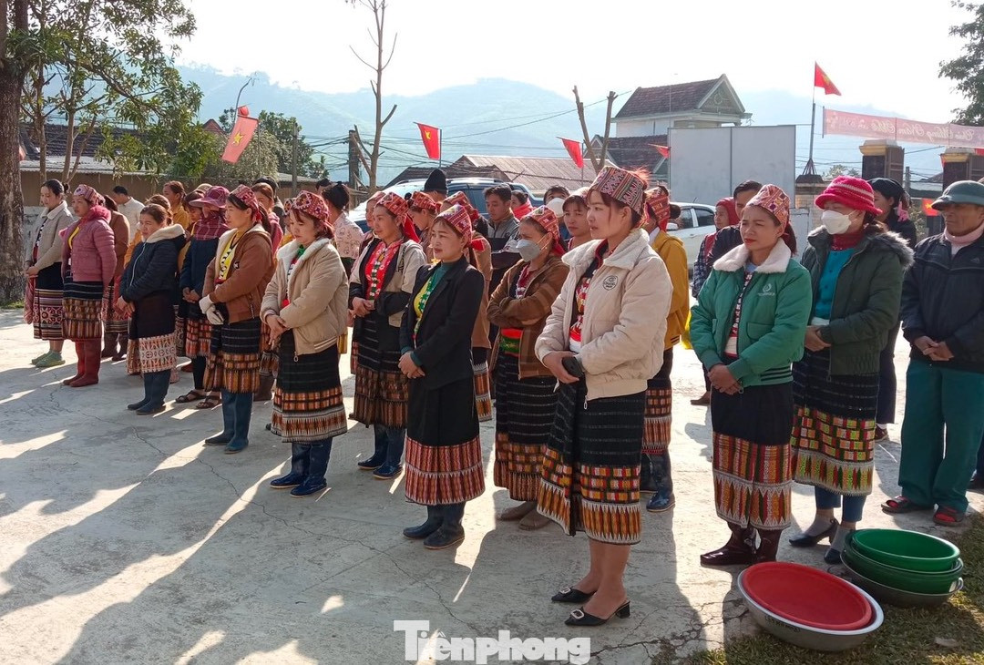 Lễ hội xuống đồng cũng là một trong những lễ được đông đảo người dân địa bàn các huyện miền núi ở Nghệ An trông chờ nhất, với sự liên kết tâm linh và đời sống văn hóa văn nghệ gắn với lao động sản xuất nông nghiệp. Lễ hội xuống đồng cũng là một trong những lễ được đông đảo người dân địa bàn các huyện miền núi ở Nghệ An trông chờ nhất, với sự liên kết tâm linh và đời sống văn hóa văn nghệ gắn với lao động sản xuất nông nghiệp.