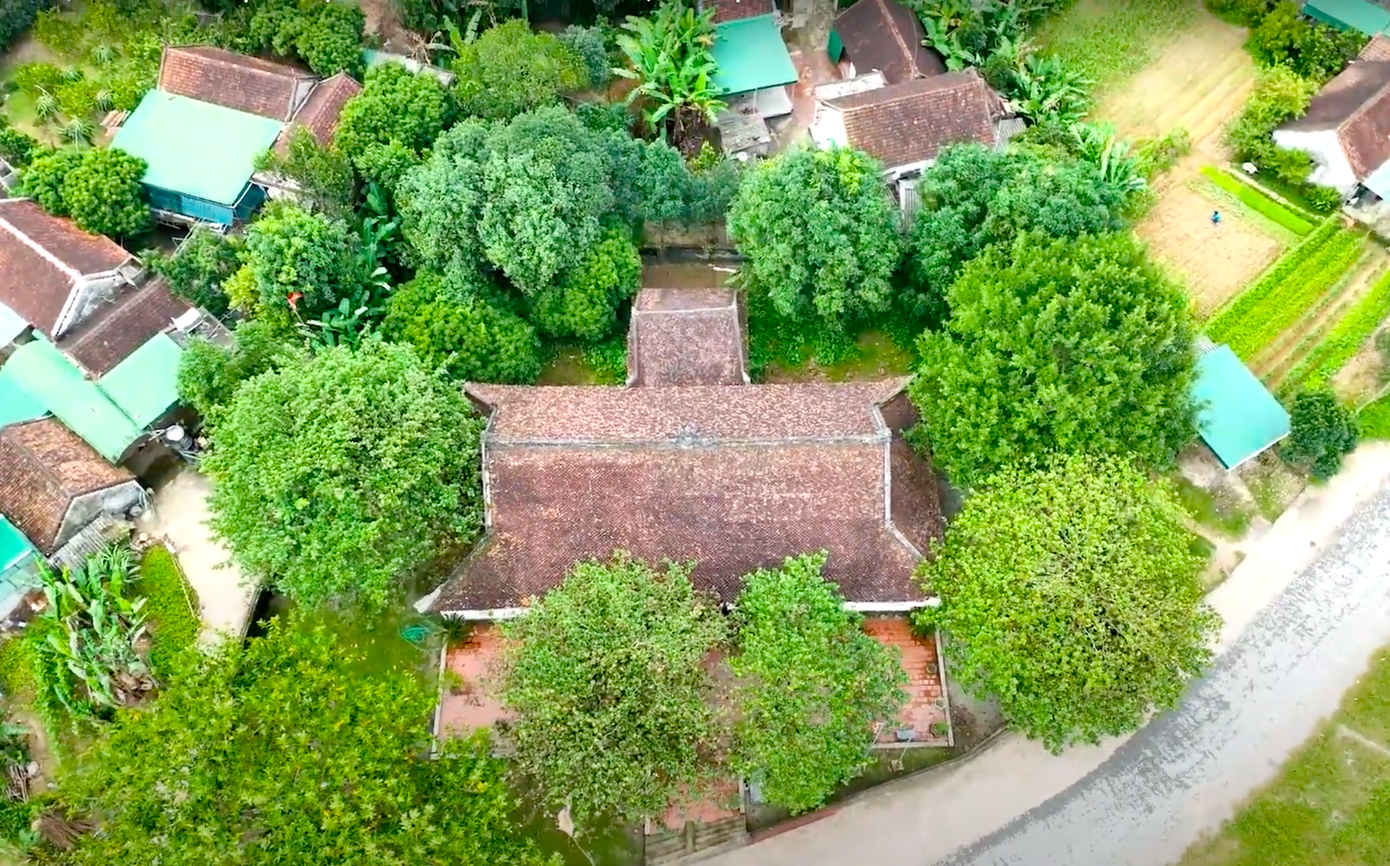 Đình tọa lạc trên diện tích khoảng 2.500 m2. Đình Hoành Sơn nổi danh bởi có nhiều chạm khắc trang trí trên gỗ độc đáo. Đây là công trình kiến trúc lịch sử được xếp vào diện có quy mô đồ sộ bậc nhất miền Trung.