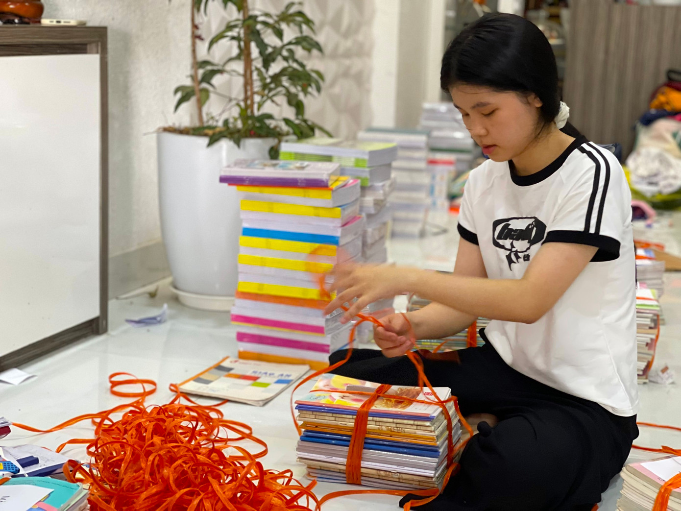 Bảo Chi cùng 2 bạn đóng gói sách cẩn thận thành từng bộ. Bảo Chi cùng 2 bạn đóng gói sách cẩn thận thành từng bộ.