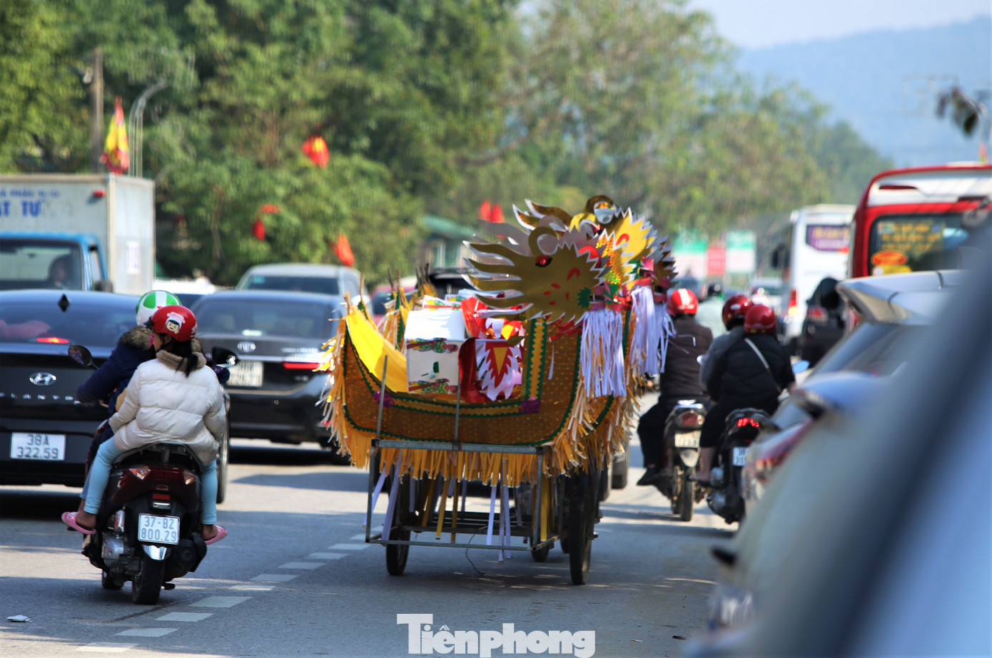 Thuyền rồng và ngựa giấy vẫn tấp nập dọc quốc lộ 1A vào khu vực Đền Củi để phục vụ du khách.