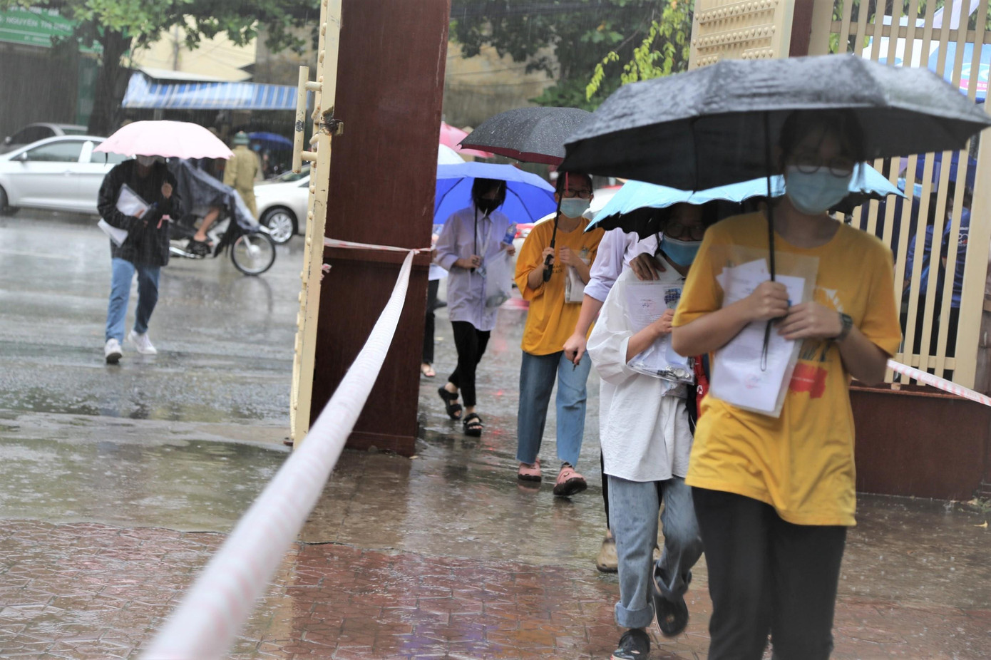 Thí sinh ở TP Vinh đến điểm thi.