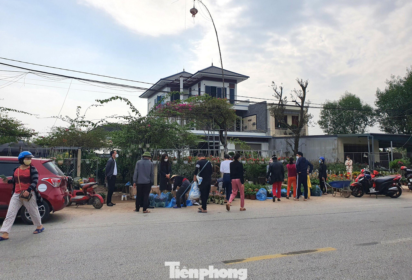 Tranh thủ ngày cuối tuần, nhiều gia đình ở TP. Vinh và vùng phụ cận cũng đã tìm về làng hoa này để chọn cho mình những giỏ, gốc hoa đẹp.