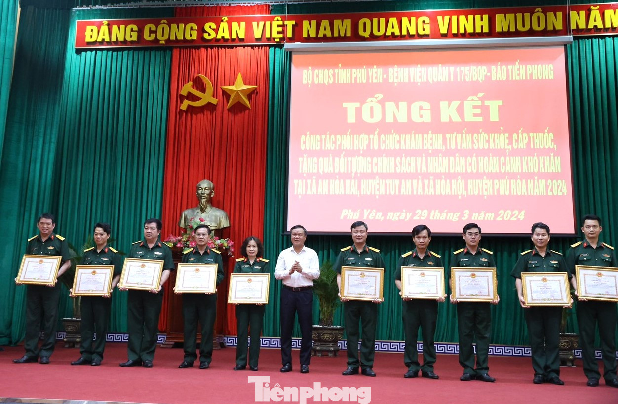 UBND tỉnh Phú Yên và Bệnh viện Quân y 175 trao Bằng khen tặng các tập thể, cá nhân có nhiều đóng góp trong chương trình thăm khám, tư vấn sức khỏe, phát thuốc và trao quà cho gia đình chính sách. UBND tỉnh Phú Yên và Bệnh viện Quân y 175 trao Bằng khen tặng các tập thể, cá nhân có nhiều đóng góp trong chương trình thăm khám, tư vấn sức khỏe, phát thuốc và trao quà cho gia đình chính sách.