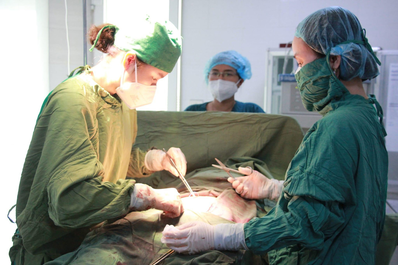 Ca phẫu thuật kéo dài 3 giờ để cắt bỏ khối u khủng Ca phẫu thuật kéo dài 3 giờ để cắt bỏ khối u khủng