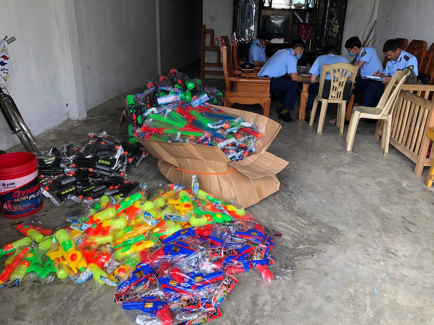 Hàng trăm súng nhựa, kiếm nhựa do Trung Quốc sản xuất được thu giữ Hàng trăm súng nhựa, kiếm nhựa do Trung Quốc sản xuất được thu giữ