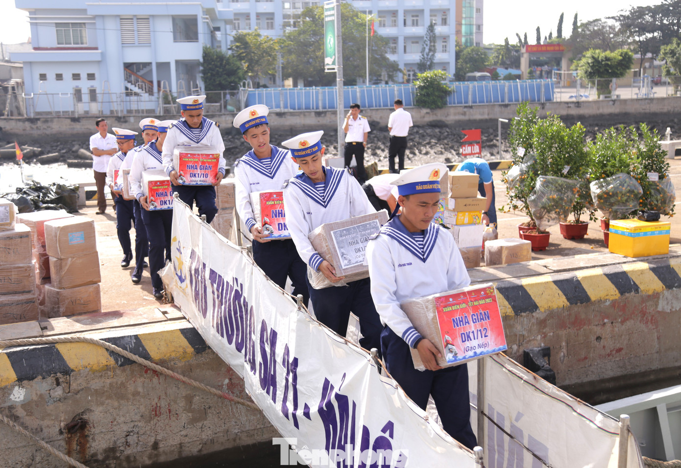 Chiến sỹ Tiểu đoàn DK1 vận chuyển quà lên tàu. Hạ Sỹ Trần Văn Toản - Tiểu đoàn DK1, cho biết: "Sau quá trình huấn luyện, đợt này tôi sẽ ra tiếp nhận nhiệm vụ tại nhà giàn DK1/8, tuy có hồi hộp nhưng cũng rất vững tin hoàn thành tốt. Xứng đáng màu áo hải quân, người bộ đội Cụ Hồ".