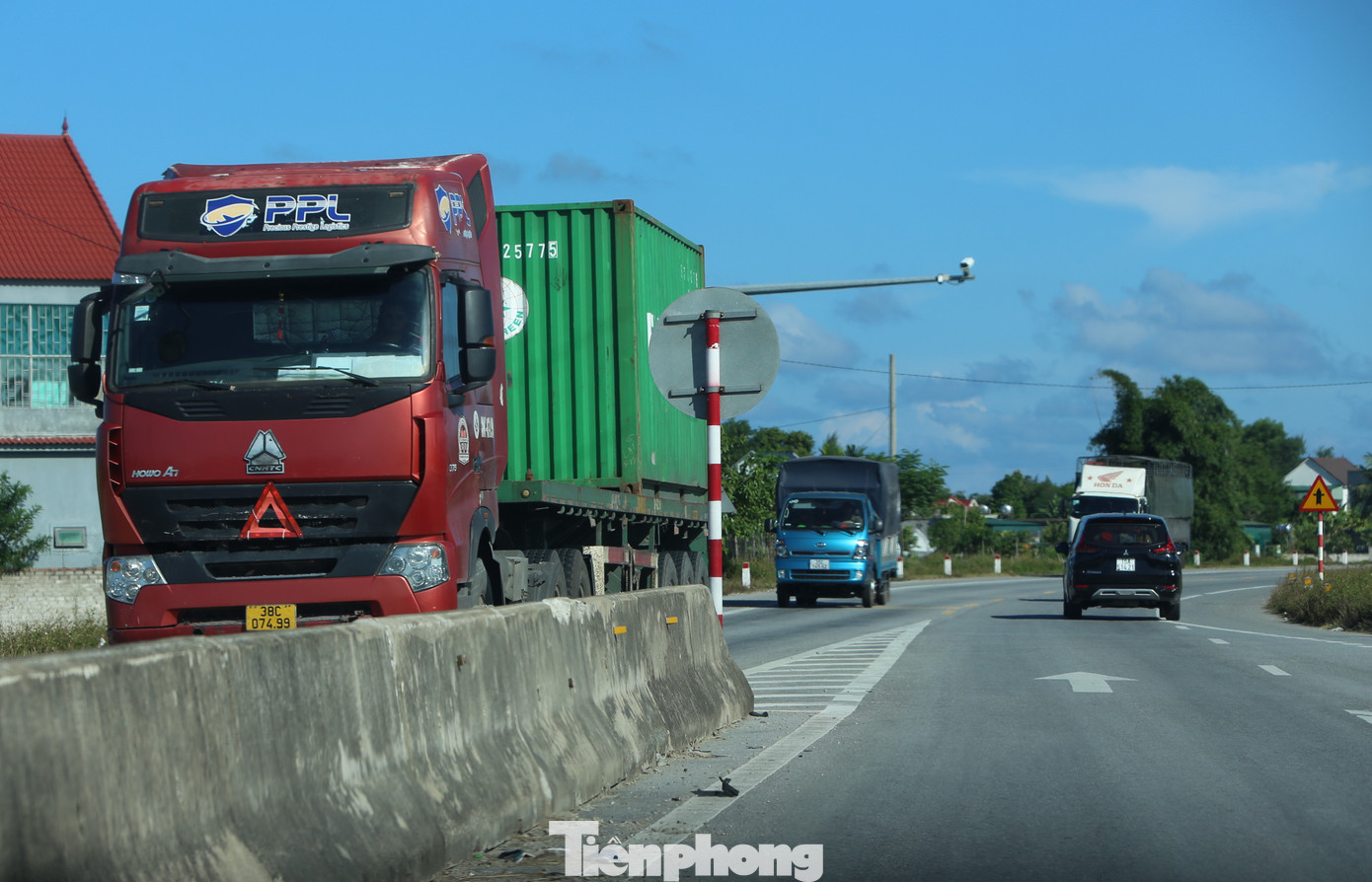 Đoàn xe chạy di chuyển qua các khu dân cư dọc tuyến đường ven biển. Ông Hoàng Văn Hà, Chủ tịch UBND xã Cương Gián (huyện Nghi Xuân) cho biết: &quot;Dọc tuyến đường ven biển qua địa bàn có khu chợ dân sinh, trụ sở hành chính xã và trường học nên xe tải trọng lớn qua lại nhiều, không đảm bảo an toàn sẽ rất nguy hiểm. Xã đã kiến nghị lên đơn vị quản lý tuyến đường lắp thêm biển báo, gờ giảm tốc qua các khu vực cũng như giám sát trọng tải các xe này để đảm bảo an toàn khi lưu thông trên đường&quot;.