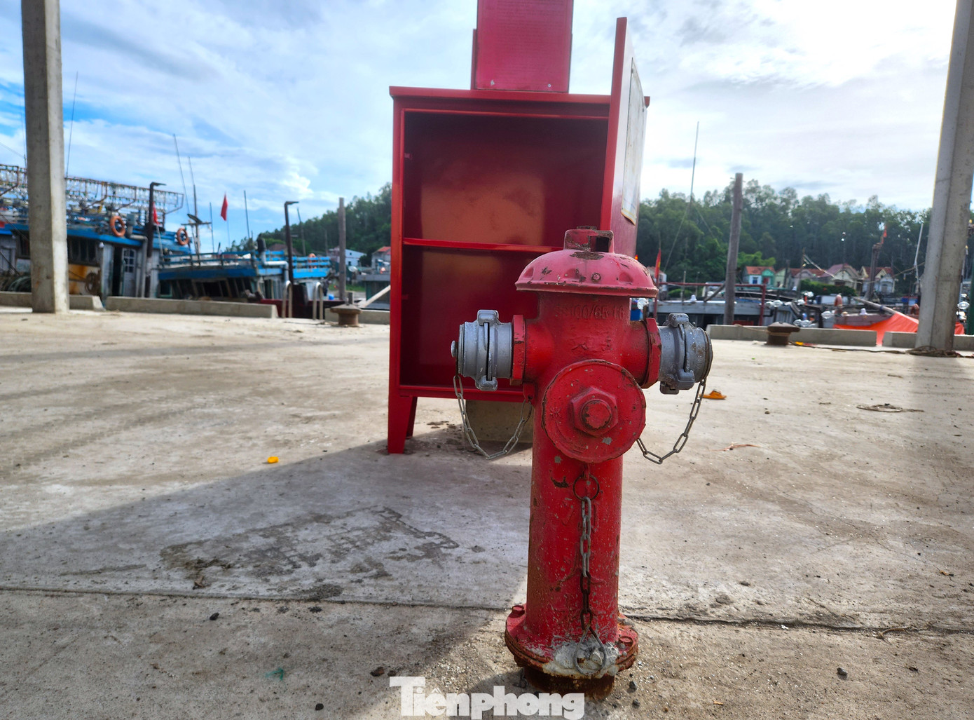 Một số cột nước, hệ thống chữa cháy đã bị gỉ sét, móp méo. Một số cột nước, hệ thống chữa cháy đã bị gỉ sét, móp méo.