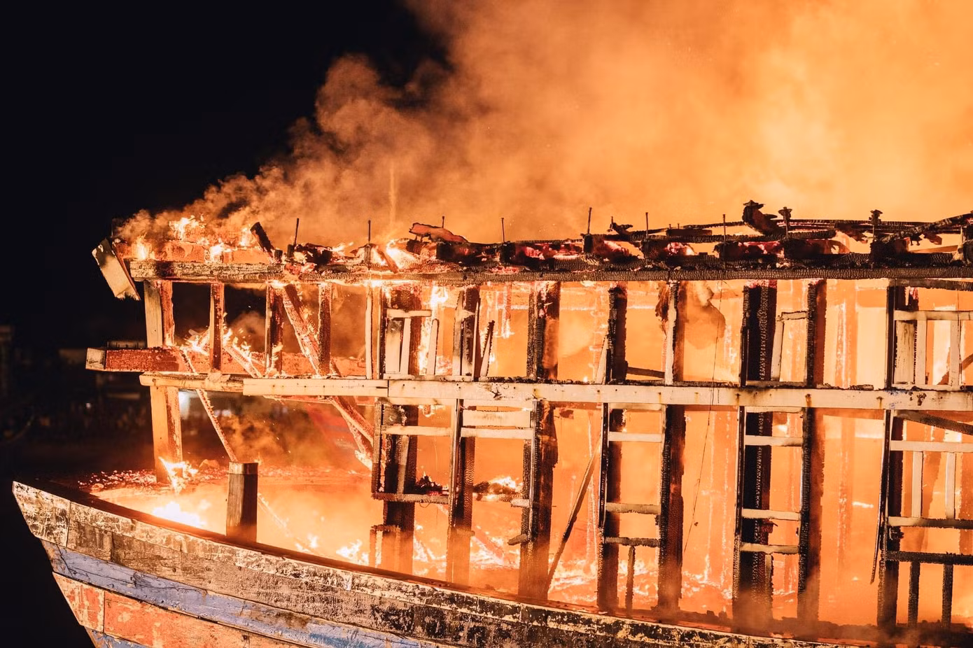 Những con tàu bị lửa thiêu rụi. Ảnh: Mạnh Tino.