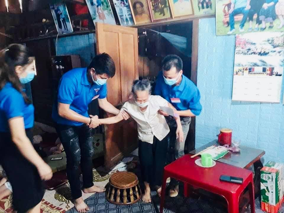 Đối với những cử tri đặc biệt là người lớn tuổi, người tàn tật không tự đến địa điểm bỏ phiếu thì Đoàn viên, thanh niên sẽ có mặt hỗ trợ cử tri đi thực hiện quyền, nghĩa vụ công dân của mình. Trong ảnh: Đoàn viên thanh niên Huyện đoàn Kỳ Sơn hỗ trợ cụ bà đến điểm bầu cử.