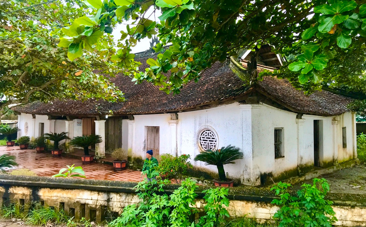 Đình được xây dựng vào tháng Chạp năm Nhâm Ngọ, niên hiệu Cảnh Hưng thứ 23, năm 1763 và đến cuối năm sau thì hoàn thành. Người khởi xướng và chủ sự xây dựng công trình này là Đặng Thạc, cử nhân dưới triều Vua Lê Hiển Tông (1740-1786) thuộc dòng dõi thế tộc và có uy quyền nhất vùng.