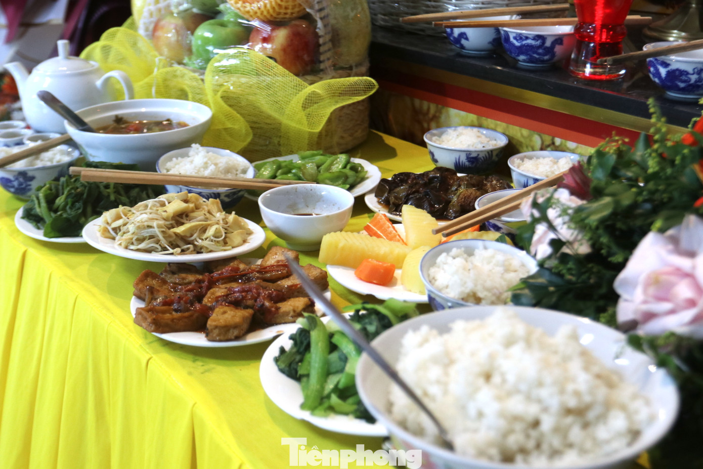 Mâm cơm bình dị được dâng cúng các nhà báo liệt sỹ trong lễ tưởng niệm.