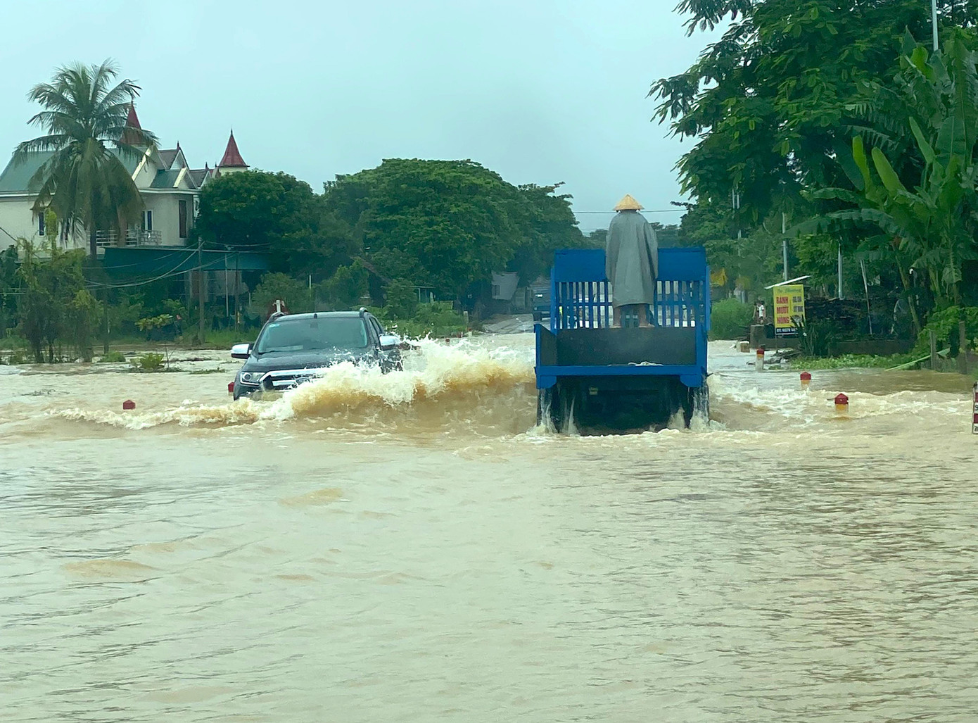Do bị ngập sâu nên xe máy bị cấm lưu thông Do bị ngập sâu nên xe máy bị cấm lưu thông