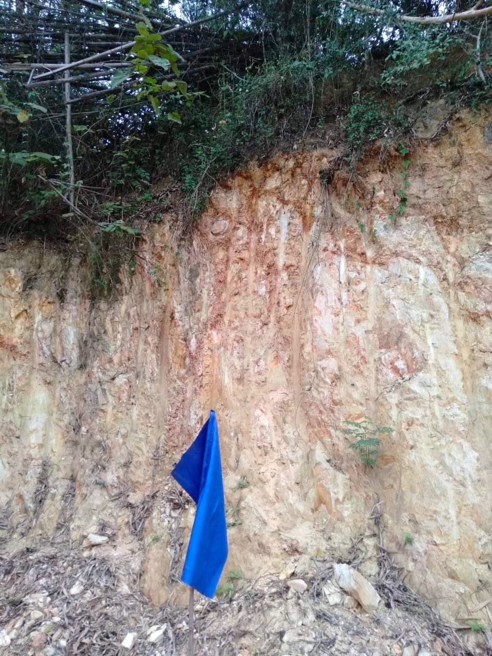 3 quả bom đã được đánh dấu vị trí và canh gác, chờ lực lượng chức năng hủy nổ theo quy định