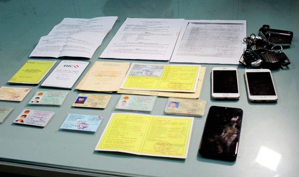 Giấy tờ giả mà các đối tượng dùng để lừa đảo.