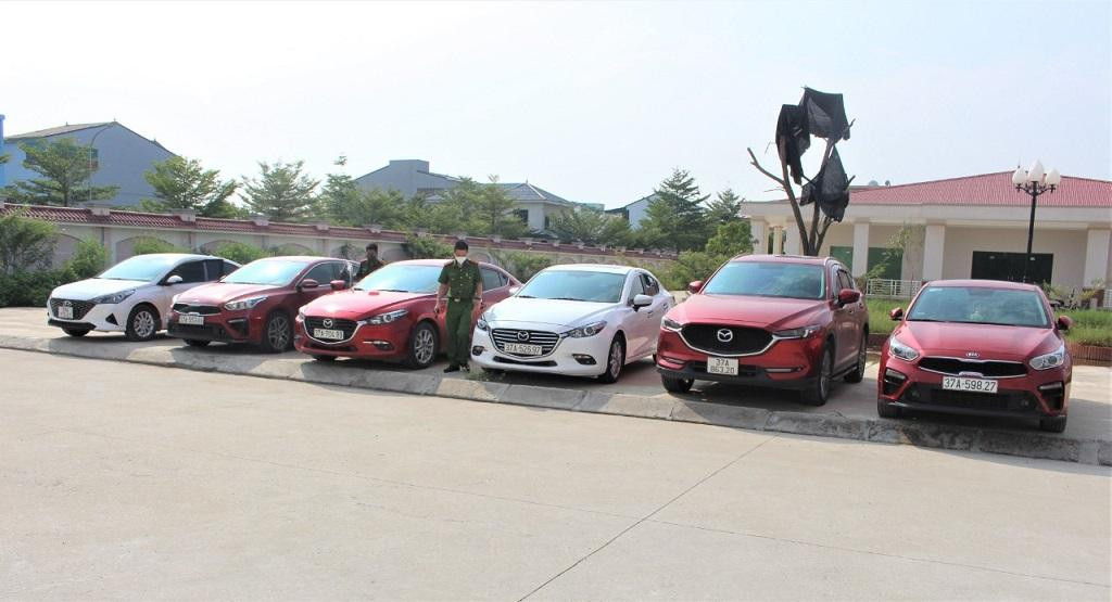 Những chiếc ô tô mà nhóm đối tượng thuê rồi cầm cố lấy tiền ăn chơi.