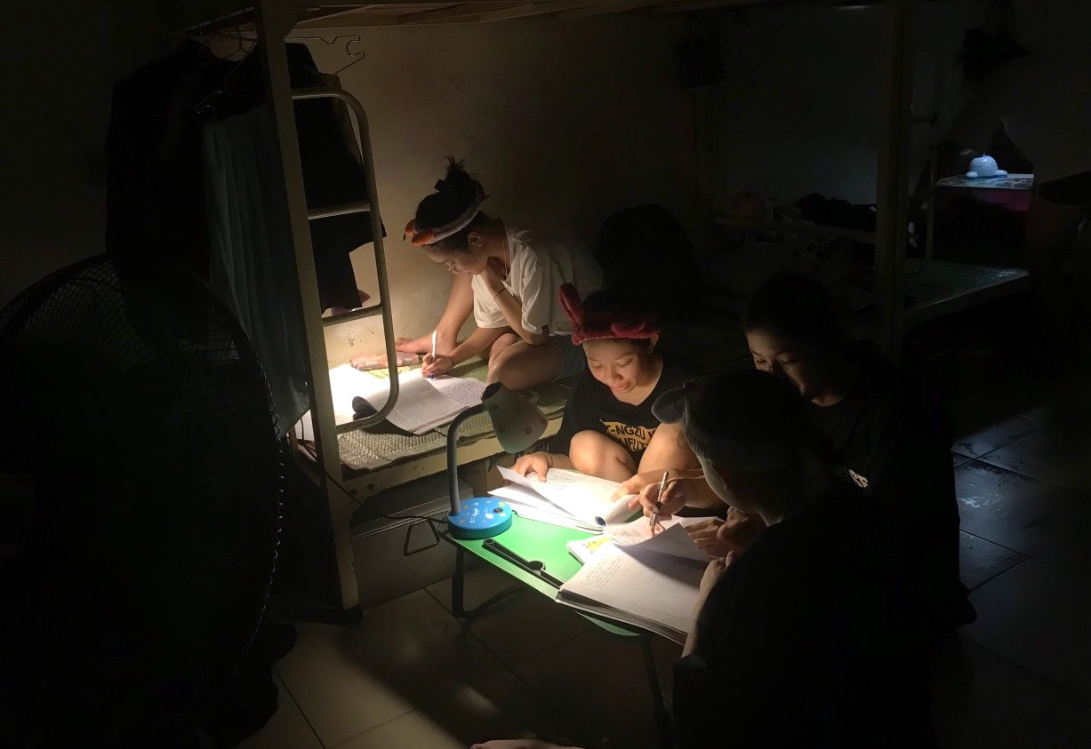 Càng gần đến ngày thi, các em học sinh lớp 12 càng tranh thủ thời gian hiện có để học ôn nhiều nhất có thể. Có những đêm, các em ôn thi đến 1,2h sáng. Tuy vậy, sáng hôm sau các em vẫn đến lớp đúng giờ mà không bỏ tiết học nào trên lớp.