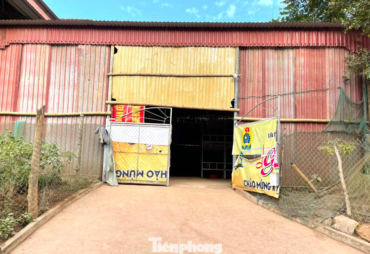 Thầy Đào Xuân Hải - Hiệu trưởng Trường PTDTBT - Tiểu học Mai Sơn cho biết, hiện có 120 học sinh ở các điểm trường lẻ được gom về trường chính học. Tuy nhiên, do cơ sở vật chất không đủ nên nhà trường chỉ có thể bố trí chỗ ở tạm thời cho 40 học sinh, 80 học sinh còn lại đang phải tá túc tại một nhà kho của người dân cạnh trường. “Nhà kho này do trường thuê lại với giá 9 triệu đồng/năm rồi cải tạo, lắp đặt thêm giường ngủ bằng gỗ, tre nứa cho các em ở tạm”, thầy Hải nói. Thầy Đào Xuân Hải - Hiệu trưởng Trường PTDTBT - Tiểu học Mai Sơn cho biết, hiện có 120 học sinh ở các điểm trường lẻ được gom về trường chính học. Tuy nhiên, do cơ sở vật chất không đủ nên nhà trường chỉ có thể bố trí chỗ ở tạm thời cho 40 học sinh, 80 học sinh còn lại đang phải tá túc tại một nhà kho của người dân cạnh trường. “Nhà kho này do trường thuê lại với giá 9 triệu đồng/năm rồi cải tạo, lắp đặt thêm giường ngủ bằng gỗ, tre nứa cho các em ở tạm”, thầy Hải nói.