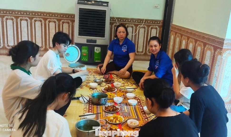 Những suất cơm ấm lòng được chia sẻ đến các thí sinh tham dự kỳ thi tại điểm trường THPT Anh Sơn 2.