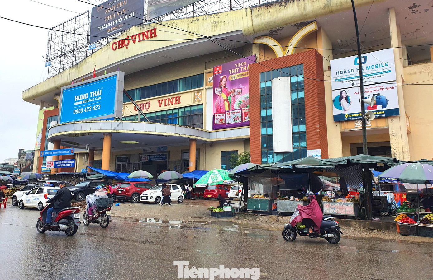 Tết Nguyên đán 2022 đã cận kề, tuy nhiên thời điểm này chợ Vinh (TP. Vinh, Nghệ An) vẫn còn rất vắng vẻ, thưa thớt người dân lui tới mua sắm.