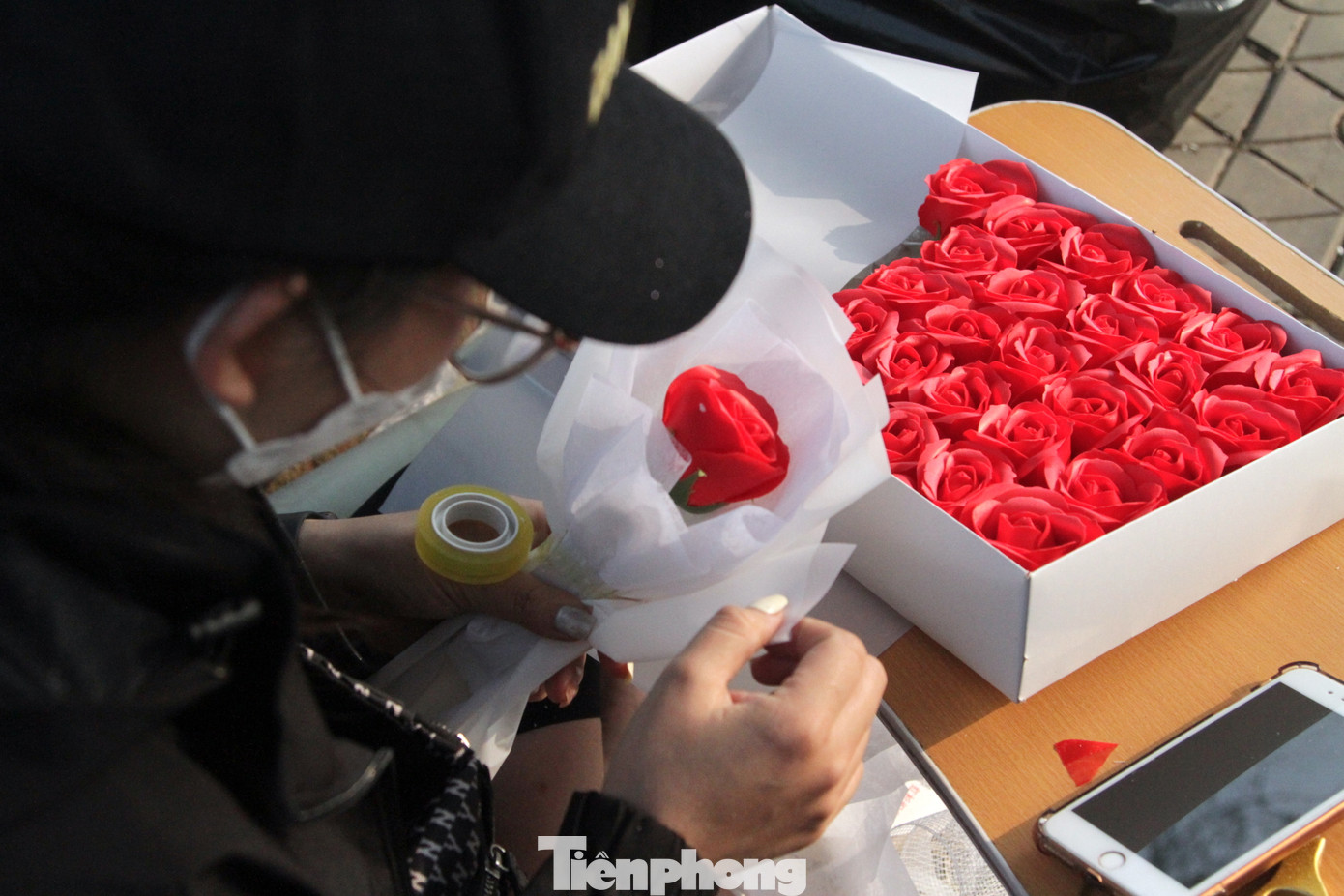 "Chúng em luôn cố gắng cắm được thật nhiều hoa, bán được thật nhiều để có tiền giúp đỡ nhiều hoàn cảnh nghèo khó, những bạn sinh viên có hoàn cảnh khó khăn trong trường", nam sinh Đức chia sẻ.