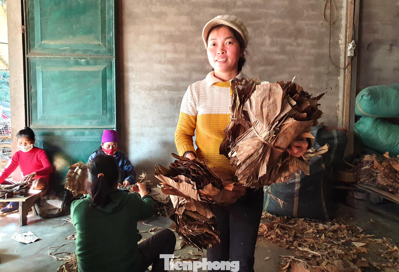 Mỗi ngày cơ sở của bà Lan sản xuất gần 5.000 chiếc bánh cung cấp cho thị trường. Vào cao điểm mùa hè, khi lượng khách du lịch đông và dịp Tết Nguyên đán, số lượng bánh sản xuất mỗi ngày tăng gấp nhiều lần.