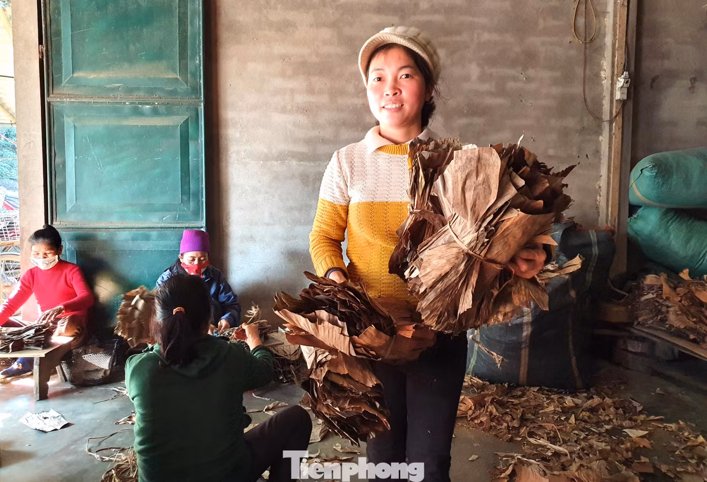 Mỗi ngày cơ sở của bà Lan sản xuất gần 5.000 chiếc bánh cung cấp cho thị trường. Vào cao điểm mùa hè, khi lượng khách du lịch đông và dịp Tết Nguyên đán, số lượng bánh sản xuất mỗi ngày tăng gấp nhiều lần.