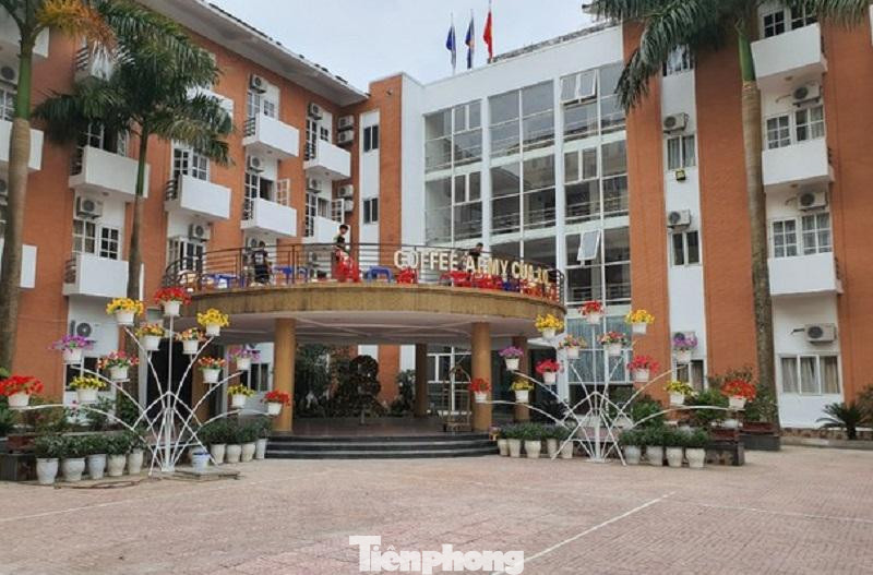 Một số khách sạn tại thị xã Cửa Lò đã được tỉnh Nghệ An triển khai làm bệnh viện dã chiến số 3, số 4 và số 5, điều trị cho những BN COVID-19 mức độ trung bình và nhẹ. Một số khách sạn tại thị xã Cửa Lò đã được tỉnh Nghệ An triển khai làm bệnh viện dã chiến số 3, số 4 và số 5, điều trị cho những BN COVID-19 mức độ trung bình và nhẹ.