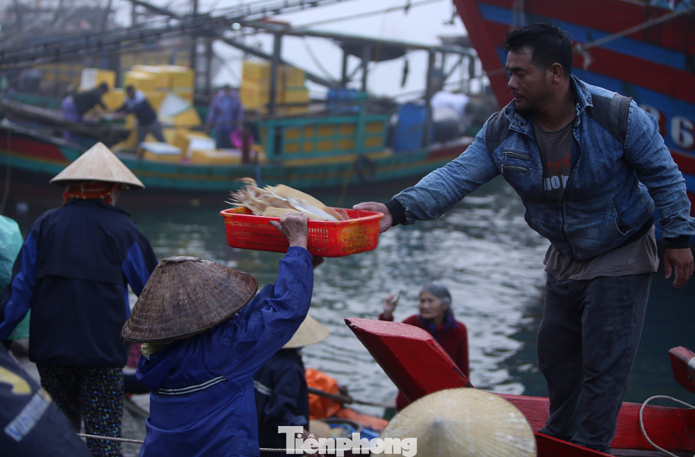 Bất kể ai thuê mang vác thứ gì từ tàu lên, những người phụ nữ lại xung phong làm việc.