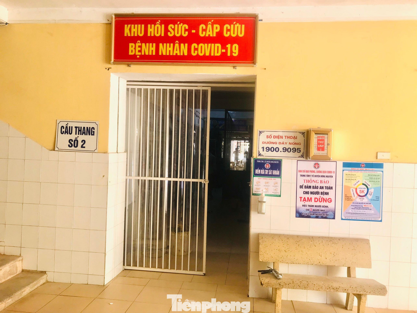 Tính đến thời điểm hiện tại tỉnh Nghệ An đã phát hiện 77 ca dương tính với SARS-CoV-2. Trong đó: TP Vinh: 45 ca, Diễn Châu: 12 ca, Tân Kỳ: 01 ca, Quỳ Hợp: 05 ca, Nam Đàn: 04 ca, Đô Lương: 01 ca, Hoàng Mai: 02 ca, Nghĩa Đàn: 01 ca, Nghi Lộc: 02, Quỳnh Lưu: 04 ca. Ngoài ra phát hiện 01 ca tái dương tính từ Bắc Giang về tại huyện Nghĩa Đàn. Tính đến thời điểm hiện tại tỉnh Nghệ An đã phát hiện 77 ca dương tính với SARS-CoV-2. Trong đó: TP Vinh: 45 ca, Diễn Châu: 12 ca, Tân Kỳ: 01 ca, Quỳ Hợp: 05 ca, Nam Đàn: 04 ca, Đô Lương: 01 ca, Hoàng Mai: 02 ca, Nghĩa Đàn: 01 ca, Nghi Lộc: 02, Quỳnh Lưu: 04 ca. Ngoài ra phát hiện 01 ca tái dương tính từ Bắc Giang về tại huyện Nghĩa Đàn.