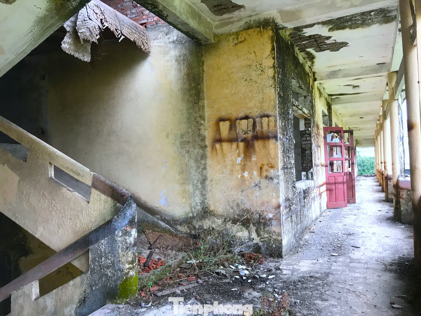 "Khổ nhất là lúc xin cho con lên học cấp 2. Nếu học ở trường Nguyễn Trường Tộ thì đi quá xa. Đường đi phải qua ngã tư đường 72m rất nguy hiểm", chị M. (SN 1977, trú tại phường Đông Vĩnh) chia sẻ.