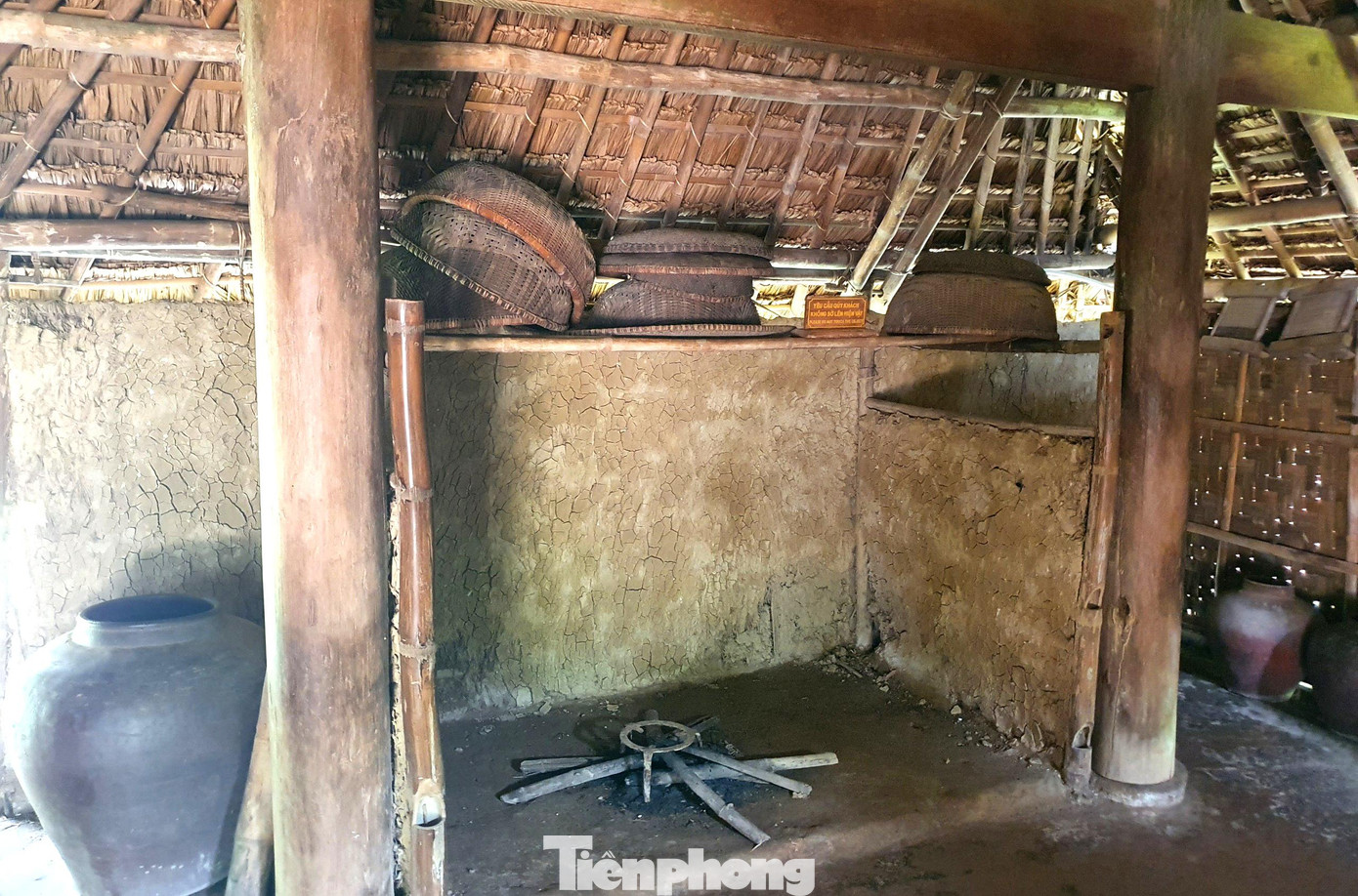 Bên trong ngôi nhà tranh của cụ Phó bảng Nguyễn Sinh Sắc-thân sinh Chủ tịch Hồ Chí Minh, có nhiều kỷ vật gắn bó với tuổi thơ của Bác Hồ.