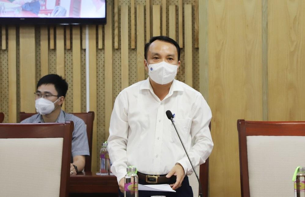 Giám đốc Sở Y tế Nghệ An Dương Đình Chỉnh báo cáo tại cuộc họp. Giám đốc Sở Y tế Nghệ An Dương Đình Chỉnh báo cáo tại cuộc họp.