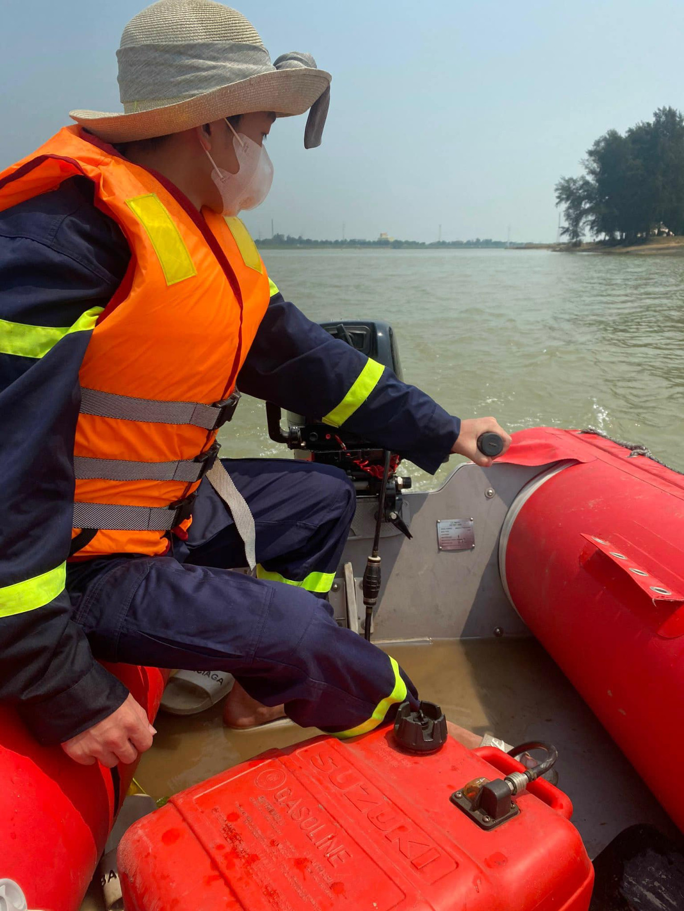 Tìm kiếm nạn nhân S. trên sông.