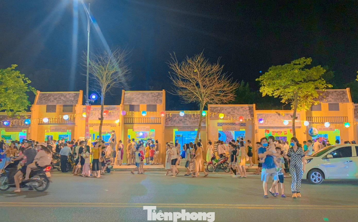 Không gian phố cổ Hà Nội được tái hiện tại phố đi bộ thành Phố Vinh thu hút nhiều bạn trẻ tới trải nghiệm.