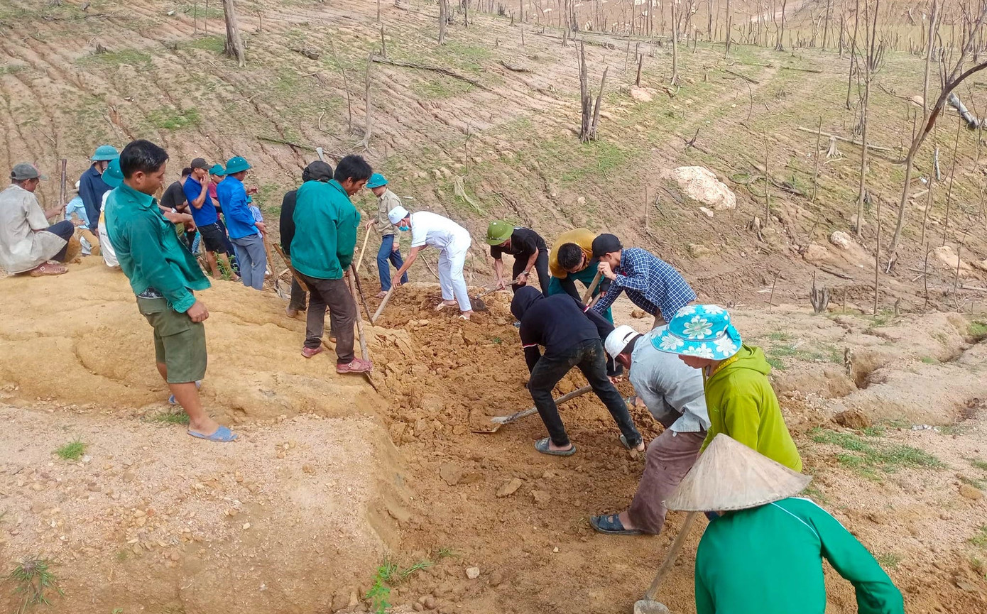 Mặc dù địa hình đồi núi hiểm trở, trời nắng nóng gay gắt nhưng cán bộ, đoàn viên thanh niên và người dân vẫn quyết tâm làm đường cho bà con đi. Mặc dù địa hình đồi núi hiểm trở, trời nắng nóng gay gắt nhưng cán bộ, đoàn viên thanh niên và người dân vẫn quyết tâm làm đường cho bà con đi.