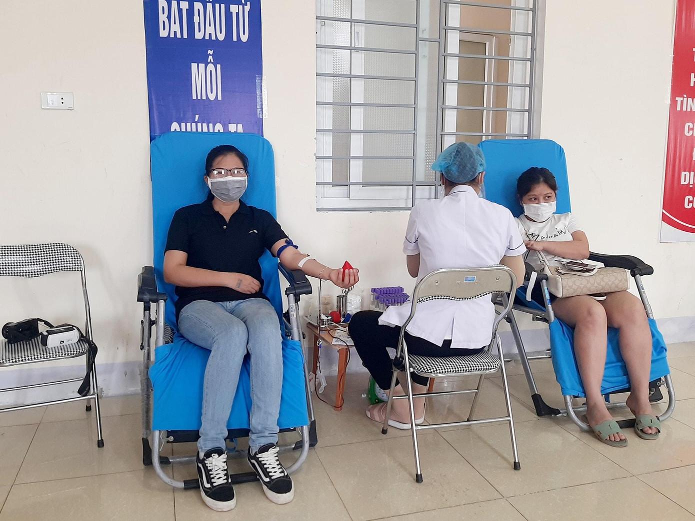 Cần lắm những tấm lòng thiện nguyện, xung kích tham gia hiến máu. Cần lắm những tấm lòng thiện nguyện, xung kích tham gia hiến máu.