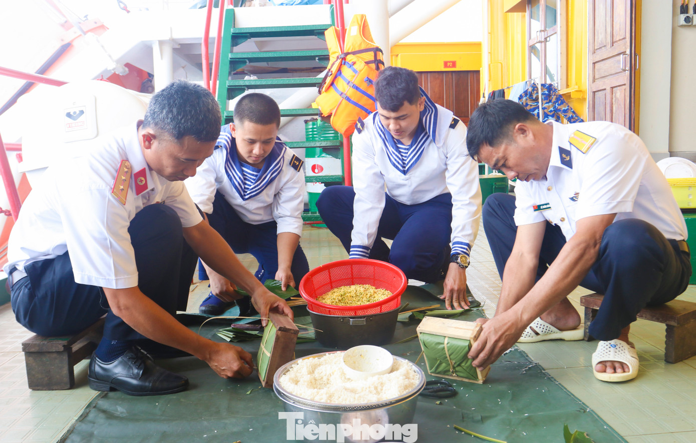 Dù ở nơi đâu trên lãnh thổ Việt Nam, Tết Nguyên đán không thể thiếu bánh chưng. Các cán bộ, chiến sỹ Nhà giàn DK1/9 cũng như vậy, nguyên liệu gồm đỗ xanh, gạo nếp, thịt lợn, lá dong... qua bàn tay khéo léo của cán bộ, chiến sỹ hải quân đã làm nên những chiếc bánh chưng cổ truyền dân tộc.
