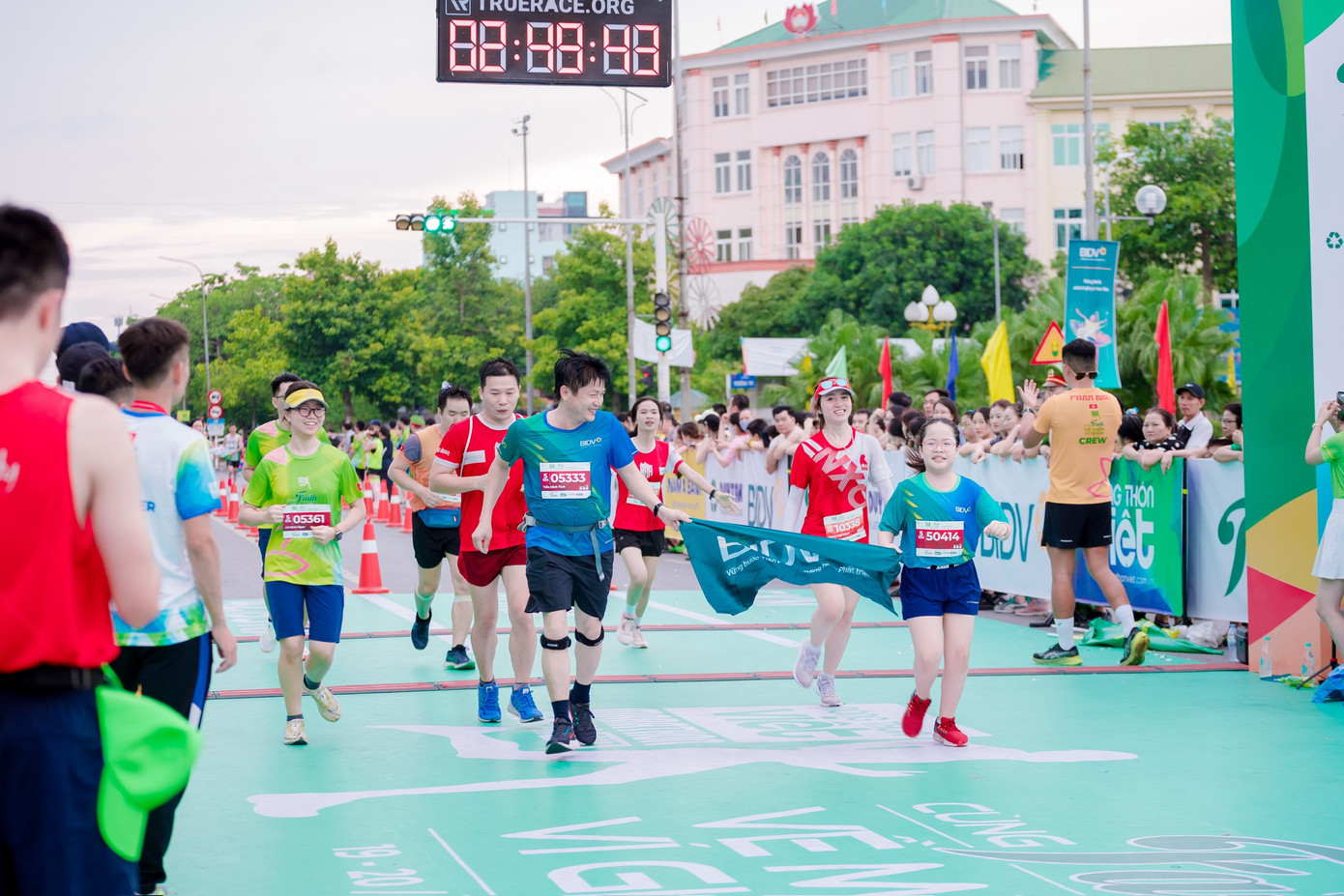 Cả gia đình cán bộ BIDV cùng đi chạy. Cả gia đình cán bộ BIDV cùng đi chạy.