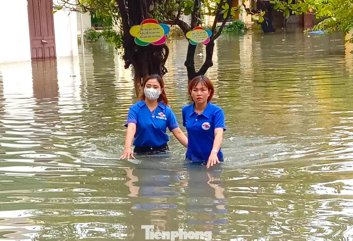 Chị Hà thường xuyên tham gia công tác hoạt động xã hội, thiện nguyện, cứu trợ đồng bào trong các đợt lũ lụt.
