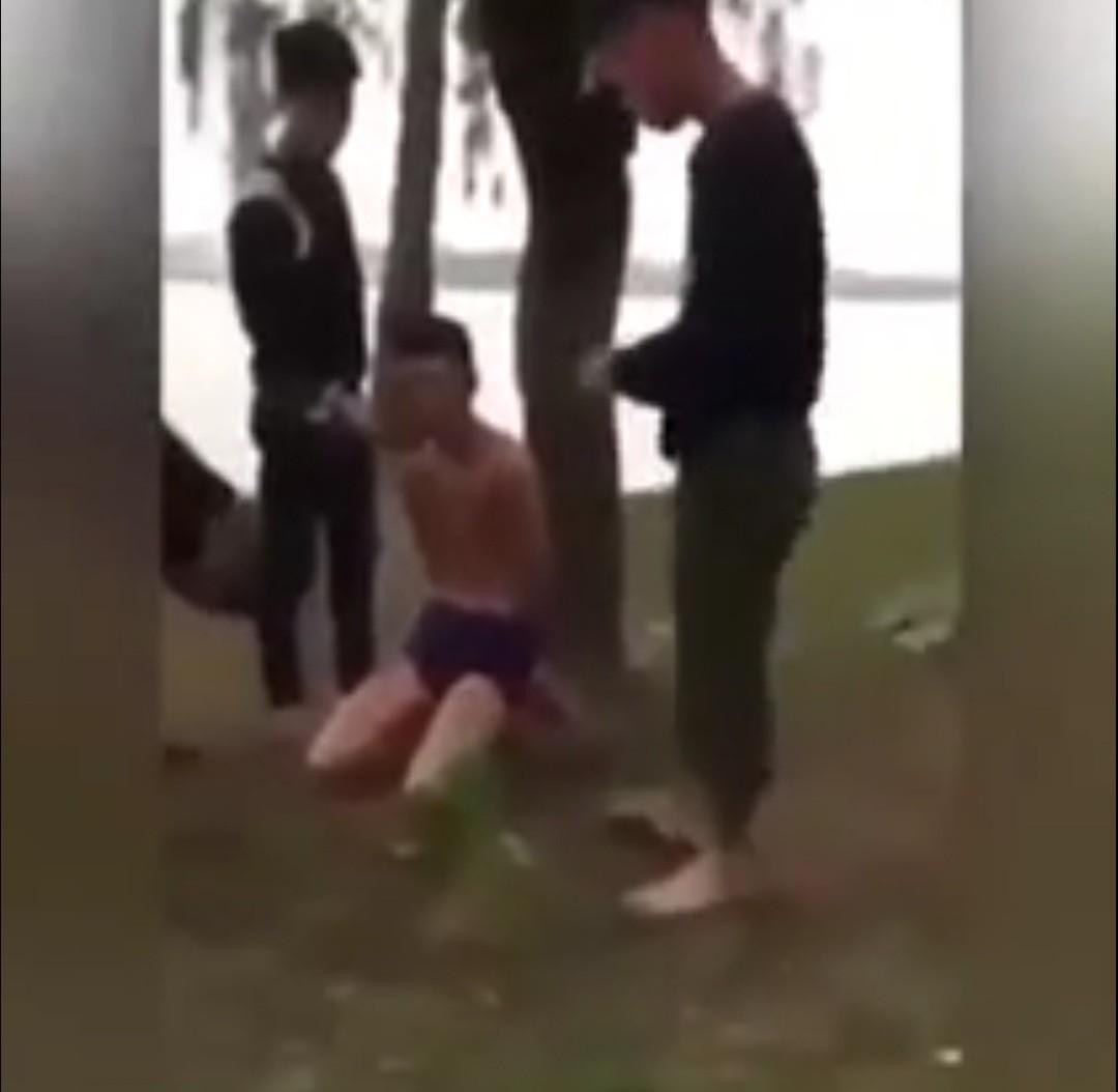 Nạn nhân bị nhóm thanh niên trói, đánh đập.