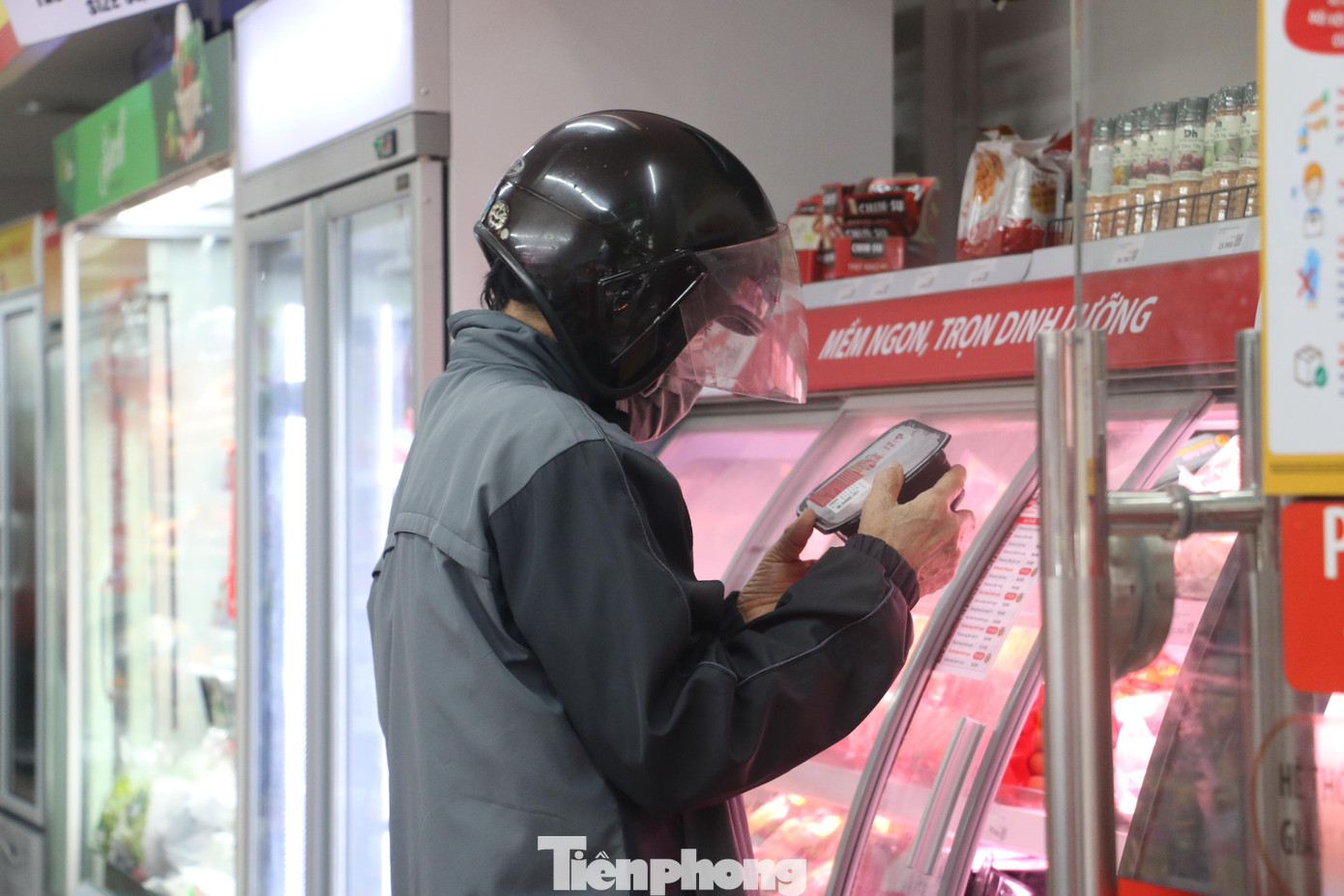 Một người dân chọn lựa thực phẩm tại siêu thị. Việc điều chỉnh khu vực cách ly, giãn cách xã hội tại thành phố Vinh đã hạ nhiệt sau những ngày căng thẳng phòng chống dịch.