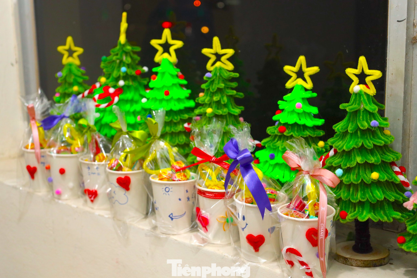 Những cây thông Noel sau khi hoàn thiện có màu sắc rực rỡ.