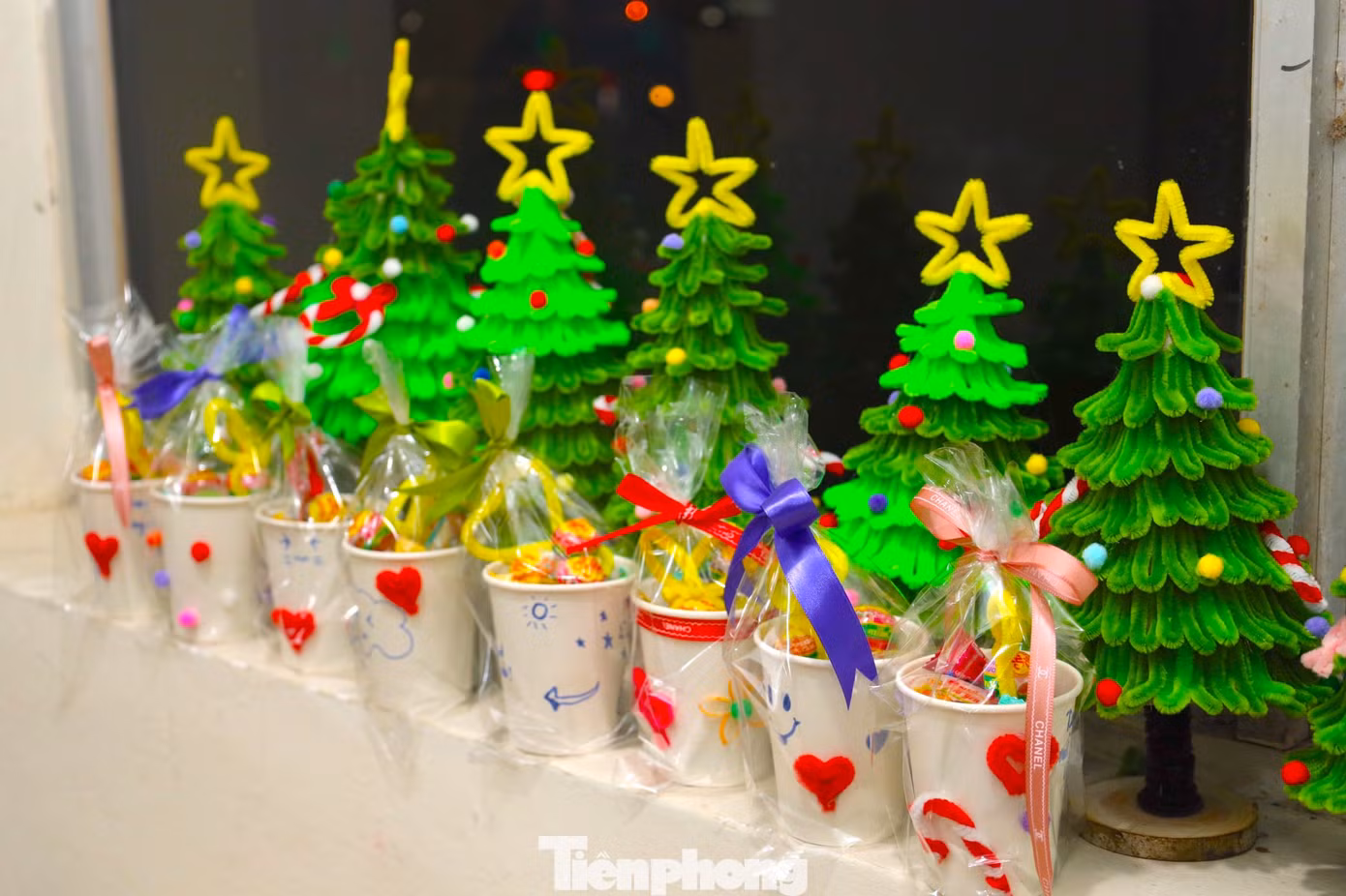 Những cây thông Noel sau khi hoàn thiện có màu sắc rực rỡ.