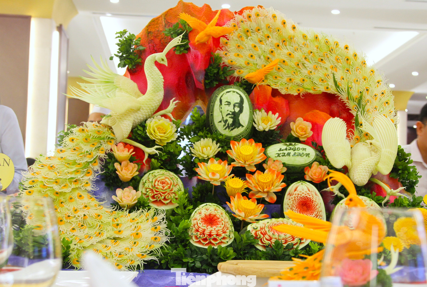 Các đối thi còn sử dụng hoa quả cắt tỉa để trang trí cho mâm cơm dự thi của mình thêm đẹp và hoành tráng.